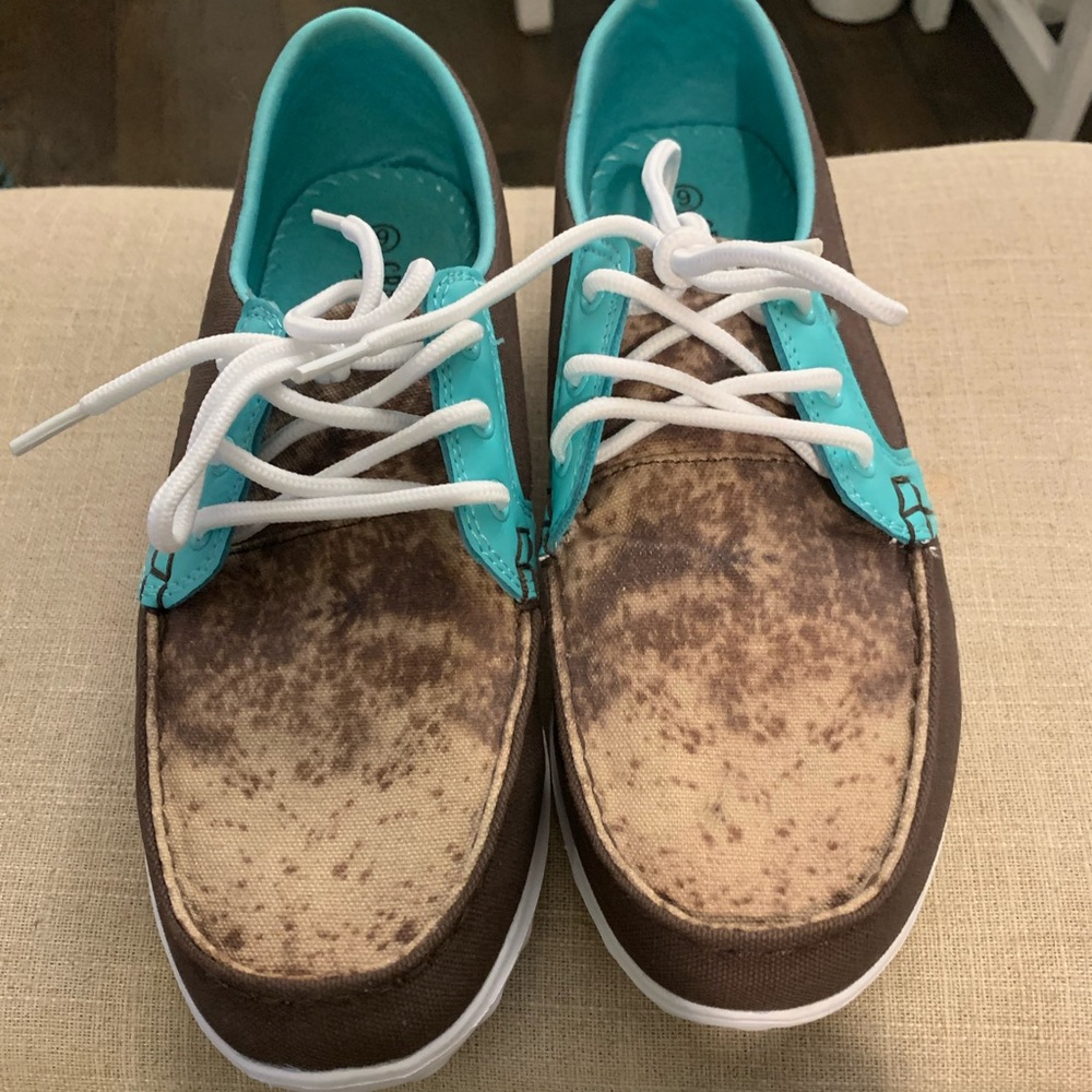 Like New, Crazy Train Cowprint shoe! Size 9